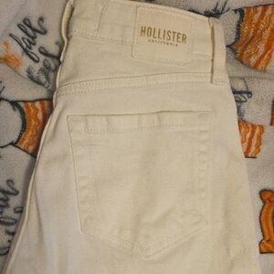 Hollister Ultra High-Rise Mom Jeans in Cream